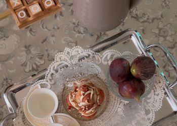 غرفة بسرير مريح وأثاث بسيط