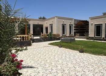 شاليه بمسطح اخضر ومسبح