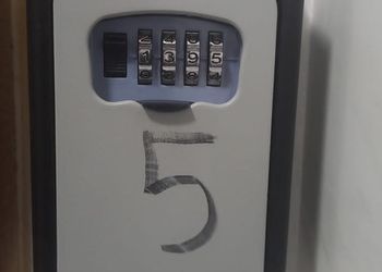 شقة بصالة جلوس وغرفتين نوم 