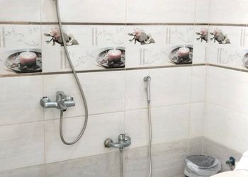 شاليه بمسبح خارجي وجلسة خارجية