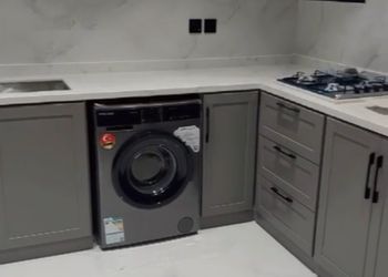 شقة بصالة مريحة وتصميم هادئ 