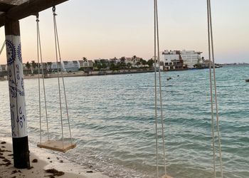 شاليه بجلسة خارجية وألعاب أطفال