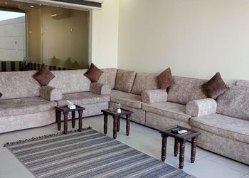 شاليه بمسطح اخضر ومسبح 
