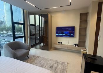 استديو بأثاث مريح وبسيط 