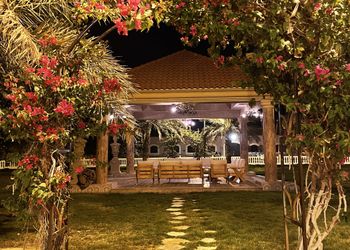 مزرعة بألعاب أطفال ومسطح اخضر
