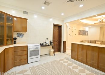 شقة انيقة بصالة وثلاث غرف نوم 