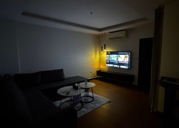 شقة بصالة انيقة ودخول ذاتي