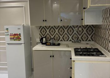 شقة بصالة وغرفة نوم بأثاث مريح 