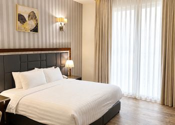 شاليه بمسطح اخضر وجلسة خارجية 