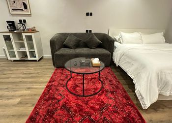 استديو بأثاث مريح وبسيط 