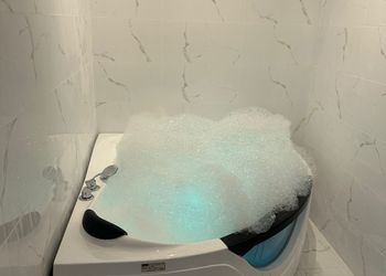 استديو بجاكوزي ودخول ذاتي