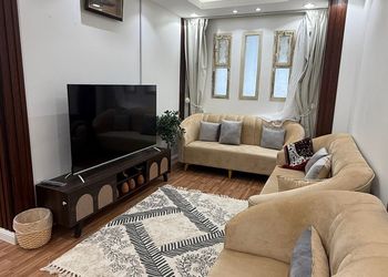 شقة بصالة جلوس وغرفتين نوم 
