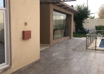 شاليه بصالة ومسبح خارجي 