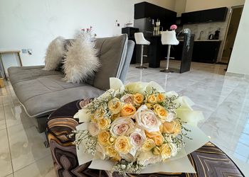 شاليه بصالة مطلة على المسبح 