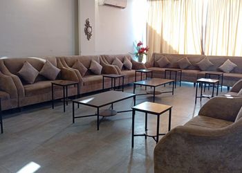 شاليه بمسطح اخضر وجلسة خارجيه