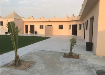 شاليه بمسبح وملعب كرة قدم