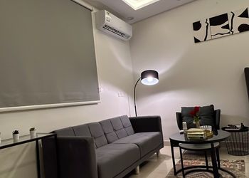 استديو بأثاث مريح وبسيط 