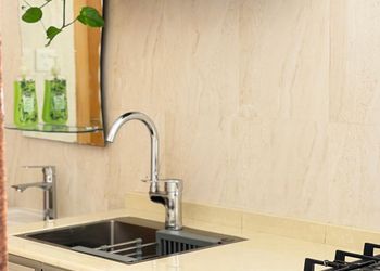 استديو بأثاث مريح وبسيط 