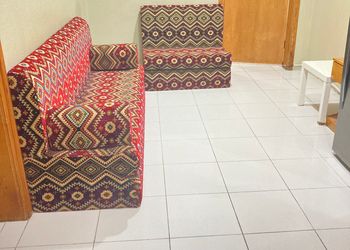 شقة بغرفتين نوم وأثاث مريح