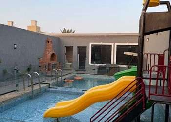 شاليه بألعاب أطفال وجلسة خارجية