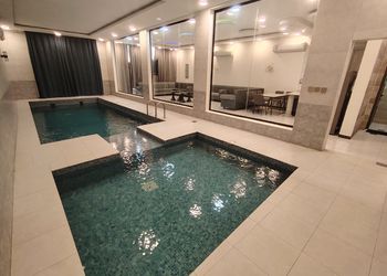 شاليه بجلسة خارجية وألعاب اطفال 