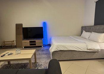 استديو بسرير ماستر وأثاث مريح 
