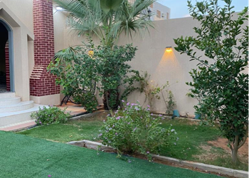 شالية بمسطح اخضر و جلسة خارجية
