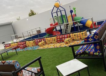 شاليه بألعاب مائية وجلسة خارجية