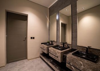 شاليه بمسطح اخضر ومسبح 