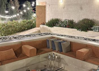 استراحة بمسطحات خضراء وملاعب