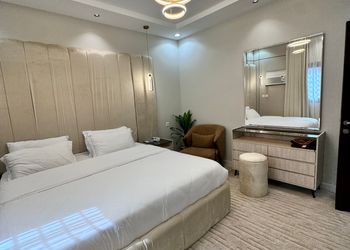 استديو بسرير ماستر وأثاث مريح 
