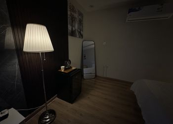 استديو انيق بأثاث مريح وبسيط 