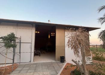 مزرعة بمسطحات خضراء وجلسة خارجية