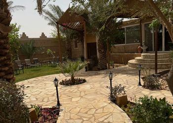 شاليه بتصميم انيق بمسبح خارجي