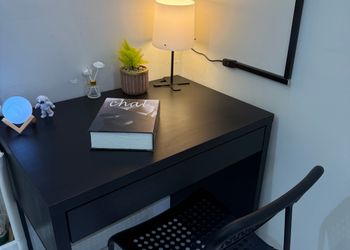 استديو بأثاث مريح وبسيط 