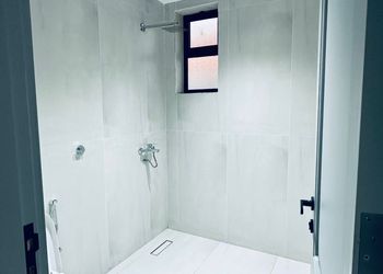 شاليه بمسطح اخضر ومسبح 