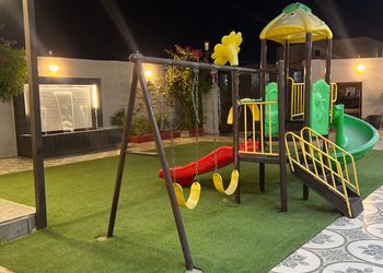 شاليه بألعاب أطفال وجلسة خارجية 