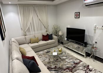 شقة بغرفة جلوس وغرفتين نوم 