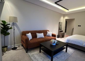 استديو بأثاث مريح وبسيط 