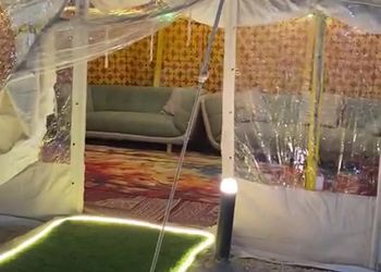 مخيم بألعاب أطفال وبيت شعر 