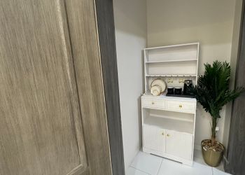 استديو بأثاث مريح وبسيط 
