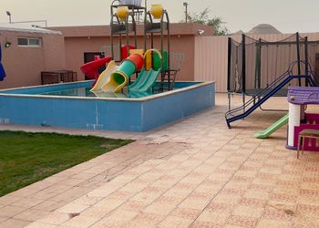 استراحة بمسطح اخضر ومجالس