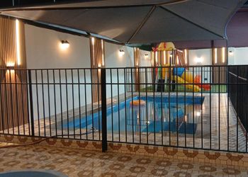 استراحة بجلسة خارجية وألعاب أطفال