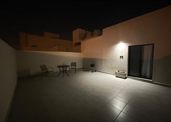 استديو بأثاث مريح وبسيط 