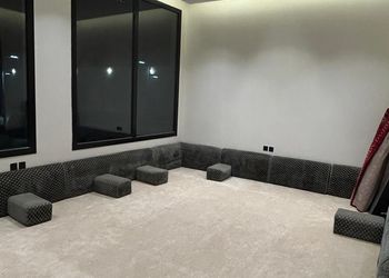 استراحة بمسطح اخضروجلسة خارجية 