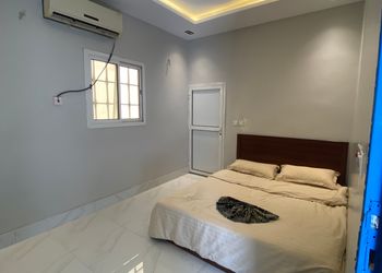 شاليه بجلسة تطل على مسبح خارجي 