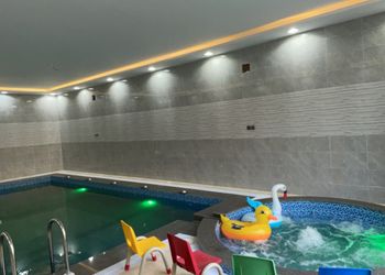 شاليه بمسطح اخضر وجلسة خارجية 