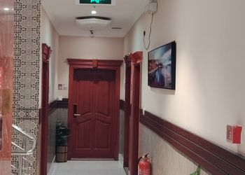 غرفة بسرير ماستر وأثاث مريح