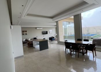 شاليه بمسطح اخضر ومسبح خارجي