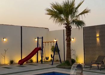 شاليه بصالةتطل على مسبح خارجي